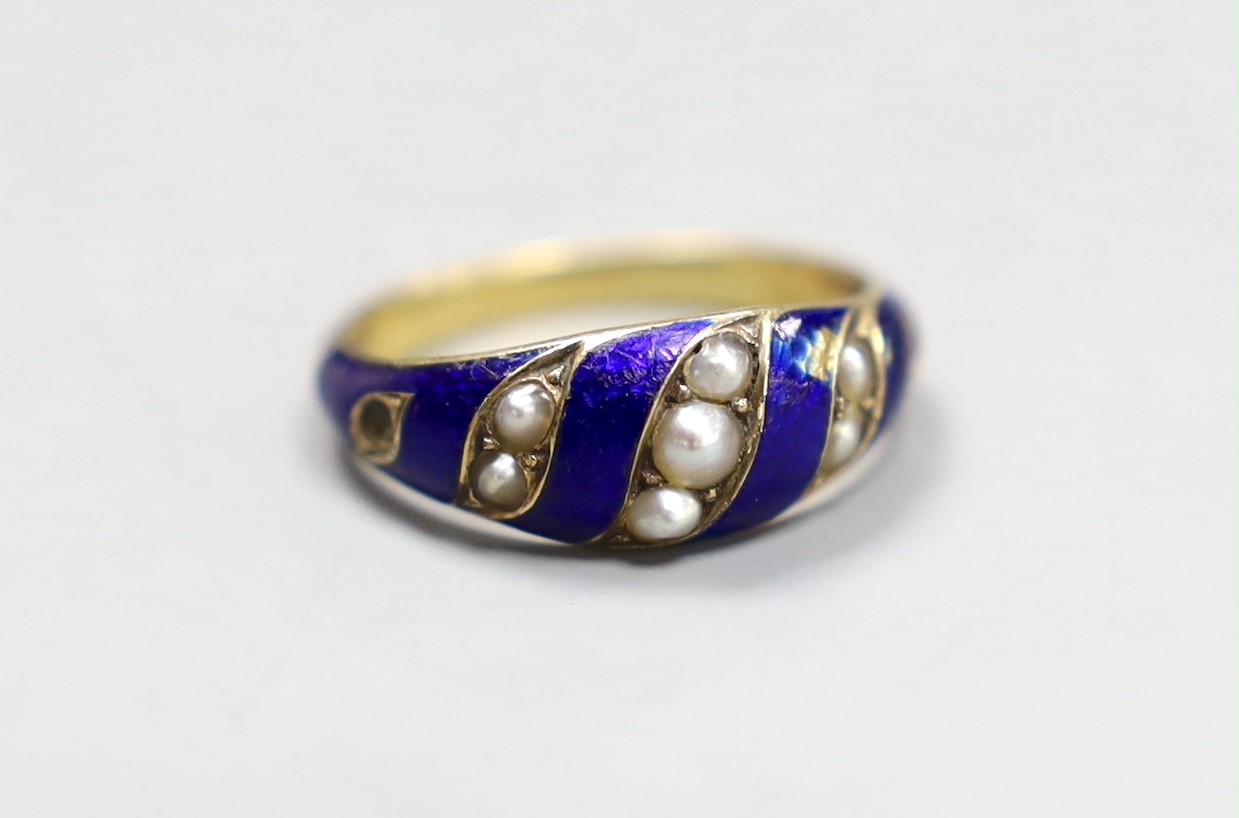 A Georgian yellow metal seed pearl and enamel ring, size M